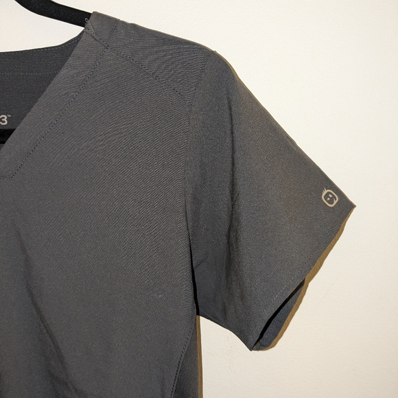 gray wonderwinks scrub top XS - Picture 3 of 4